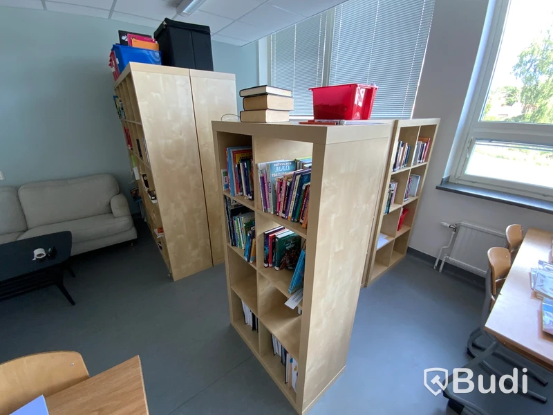 14 bord olika modeller, 27 stolar olika modeller 4st bokhyllor, soffa och soffbord