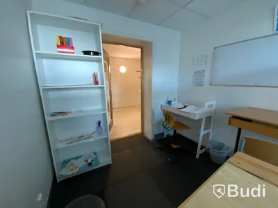 2st skolbänkar med förvaring samt stolar, 1 skolbänk vit med förvaring ink stol, 1st pall, 1st bokhylla, gummimattor golv