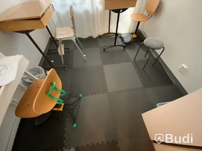 2st skolbänkar med förvaring samt stolar, 1 skolbänk vit med förvaring ink stol, 1st pall, 1st bokhylla, gummimattor golv