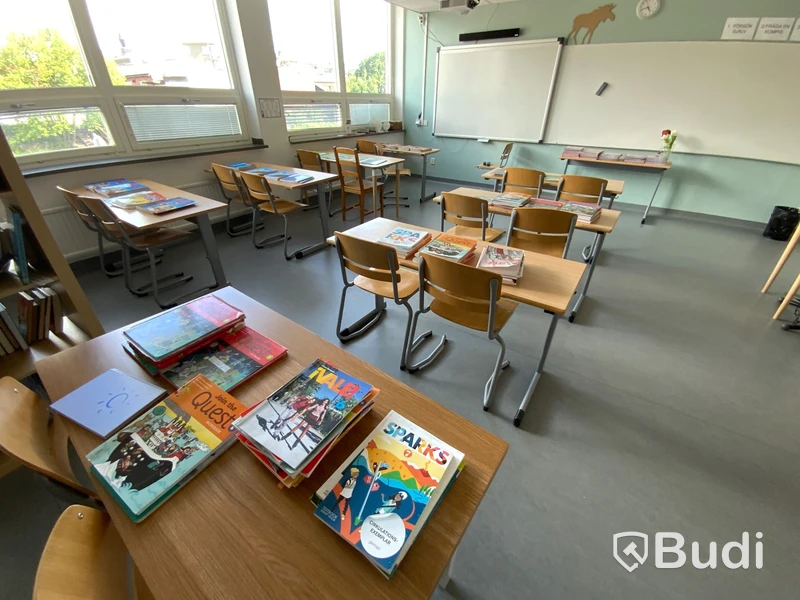 Div skolböcker på bänkarna