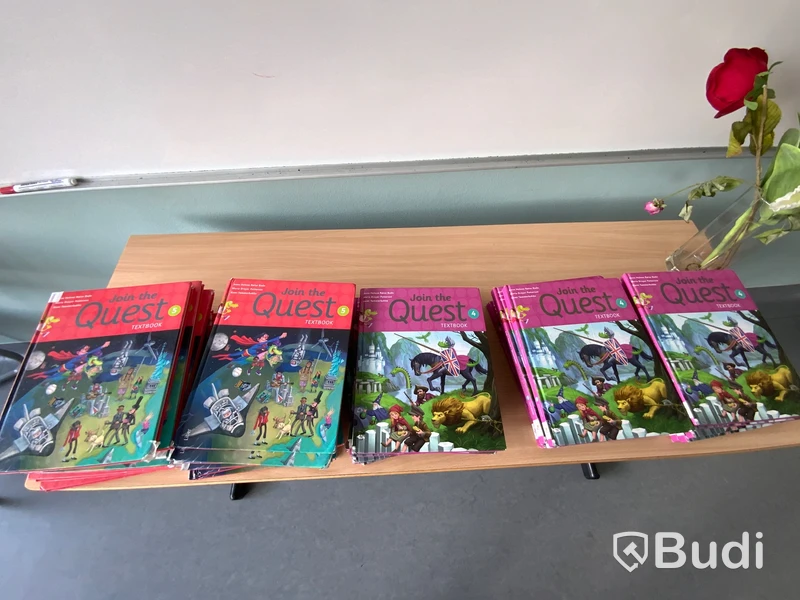Div skolböcker på bänkarna