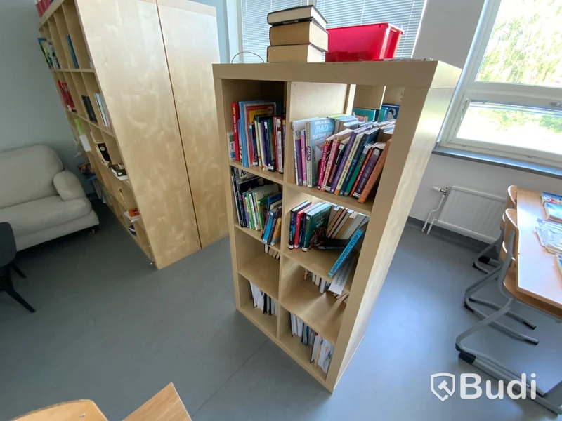 Div böcker och läromedel i bokhyllorna