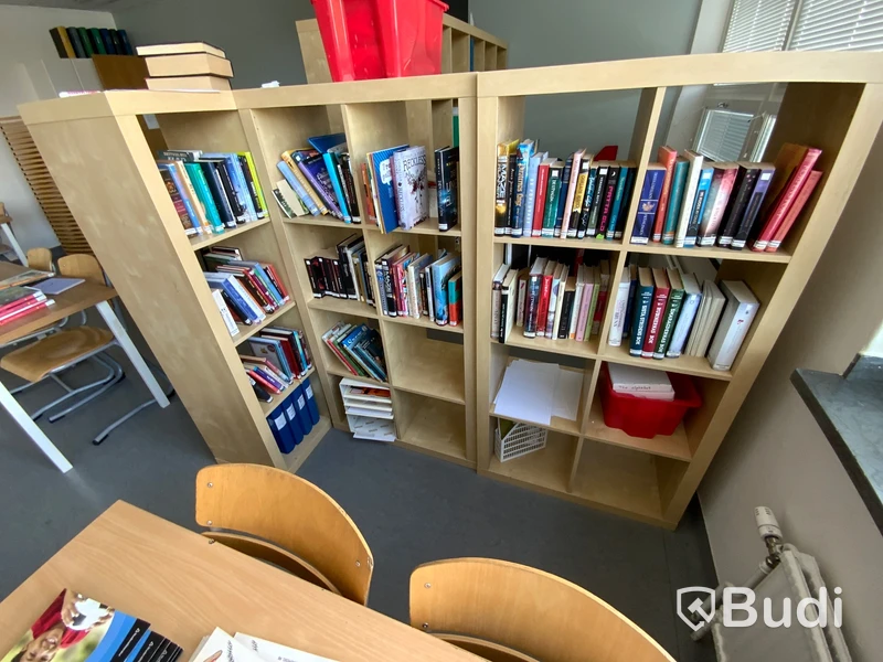 Div böcker och läromedel i bokhyllorna