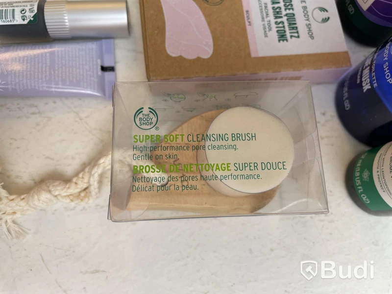 Diverse hudvård och smink från The Body Shop
