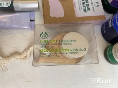 Diverse hudvård och smink från The Body Shop
