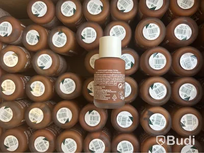 Parti med Fresh Nude Foundation 30 ml, olika nyanser, The Body Shop