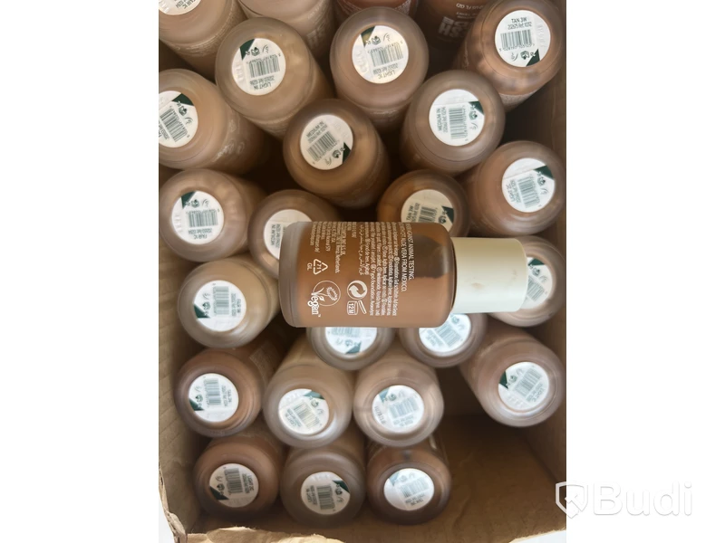 Parti med Fresh Nude Foundation 30 ml, olika nyanser, The Body Shop