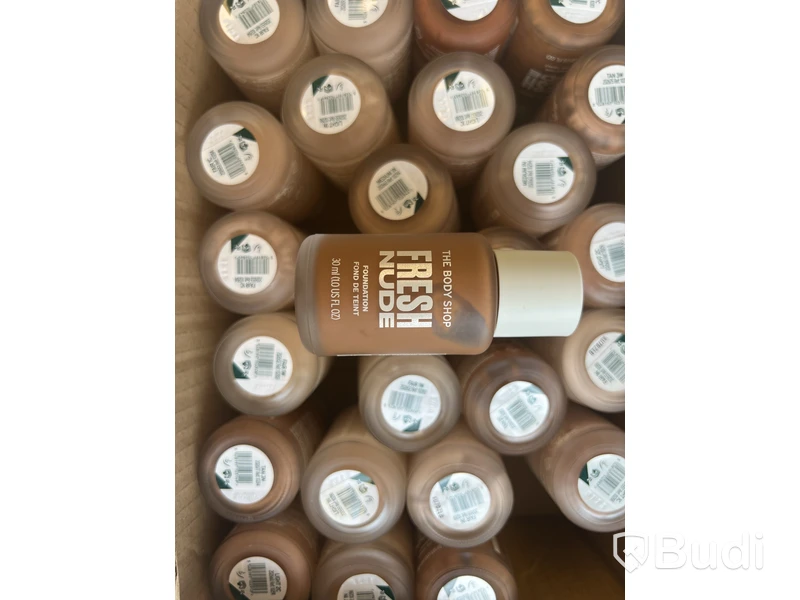Parti med Fresh Nude Foundation 30 ml, olika nyanser, The Body Shop
