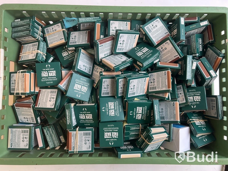 Parti med Tea Tree Face Base 9 g, olika nyanser, The Body Shop