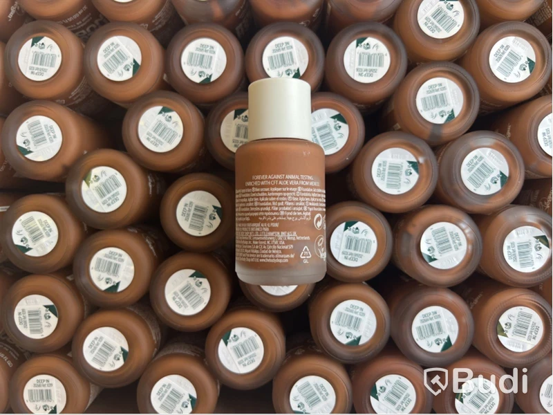 Parti med Fresh Nude Foundation 30 ml, olika nyanser, The Body Shop