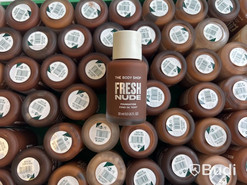 Parti med Fresh Nude Foundation 30 ml, The Body Shop