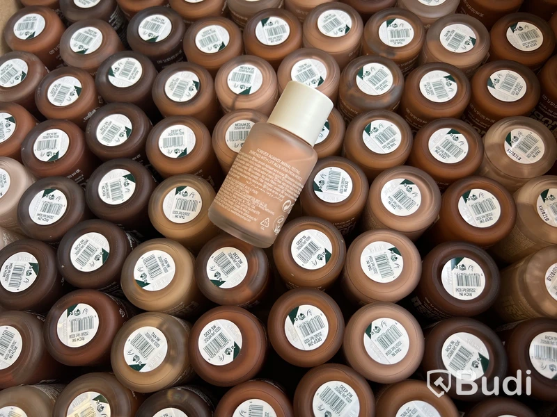 Parti med Nude Foundation 30 ml, olika nyanser, The Body Shop