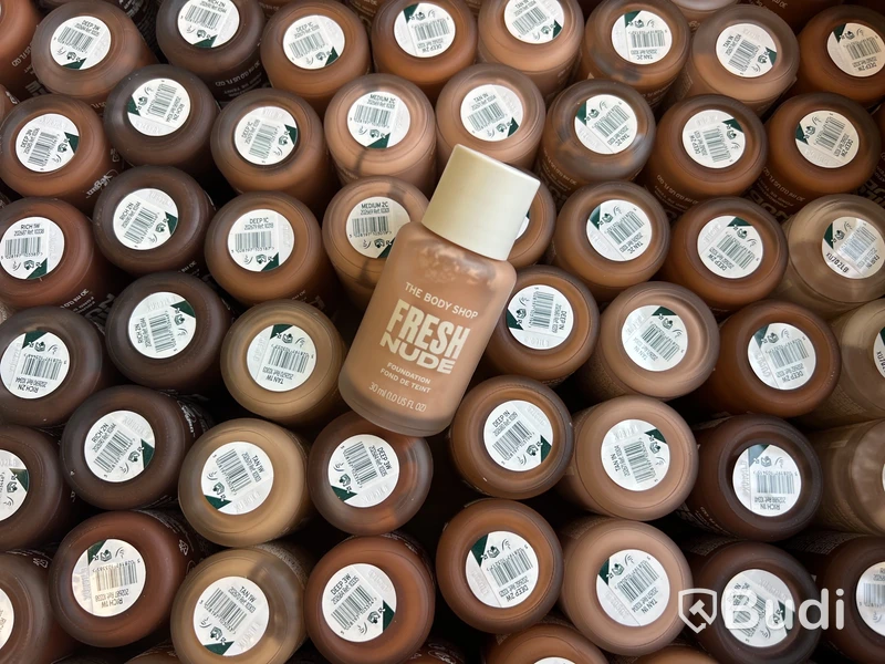 Parti med Nude Foundation 30 ml, olika nyanser, The Body Shop