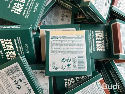 Parti med Tea Tree Face Base Powder Foundation 9 g, olika nyanser, The Body Shop