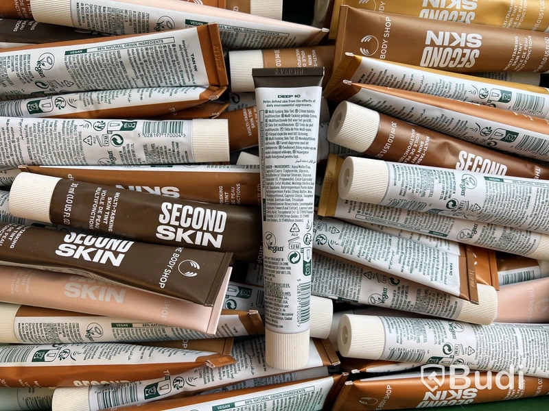 Parti med Second Skin Multi-Tasking Skin Tint 30 ml, olika nyanser, The Body Shop