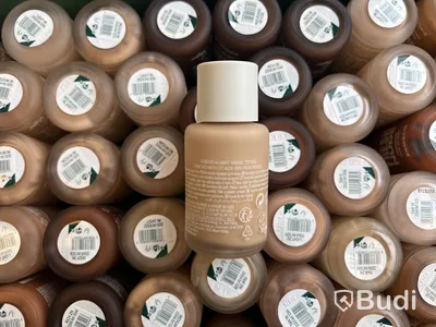 Parti med Fresh Nude Foundation 30 ml, olika nyanser, The Body Shop