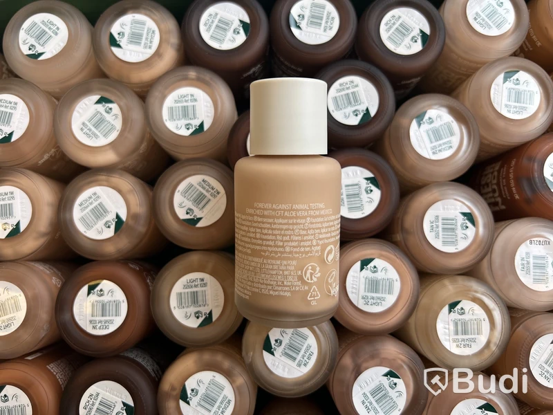 Parti med Fresh Nude Foundation 30 ml, olika nyanser, The Body Shop