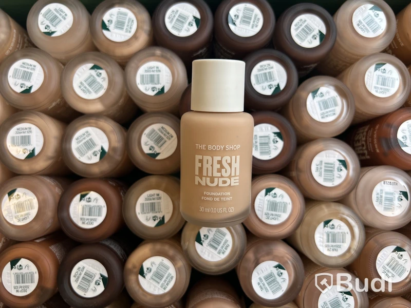 Parti med Fresh Nude Foundation 30 ml, olika nyanser, The Body Shop