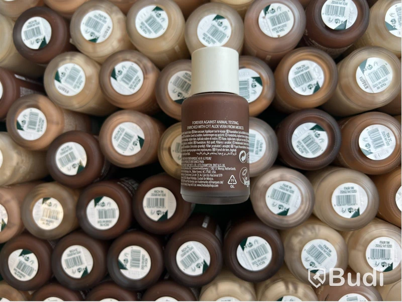 Parti med Fresh Nude Foundation 30 ml, olika nyanser, The Body Shop