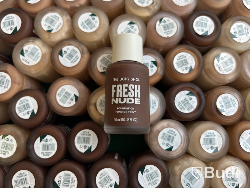 Parti med Fresh Nude Foundation 30 ml, olika nyanser, The Body Shop