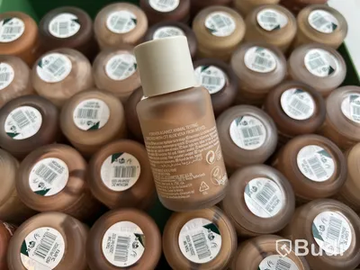 Parti med Fresh Nude Foundation 30 ml, olika nyanser, The Body Shop