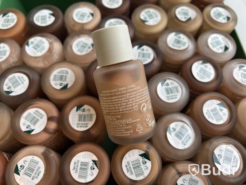 Parti med Fresh Nude Foundation 30 ml, olika nyanser, The Body Shop