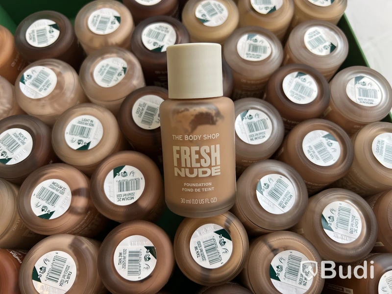Parti med Fresh Nude Foundation 30 ml, olika nyanser, The Body Shop