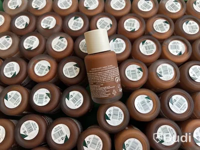 Parti med Fresh Nude Foundation 30 ml, olika nyanser, The Body Shop