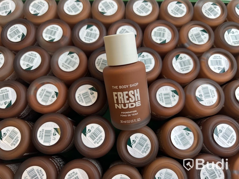Parti med Fresh Nude Foundation 30 ml, olika nyanser, The Body Shop