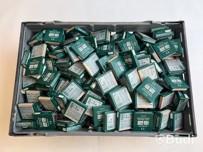 Parti med Tea Tree Face Base 9 g, olika nyanser, The Body Shop