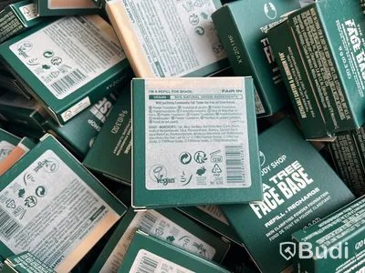 Parti med Tea Tree Face Base 9 g, olika nyanser, The Body Shop