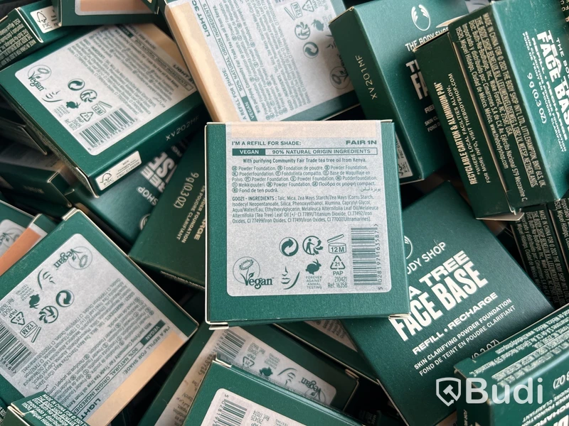 Parti med Tea Tree Face Base 9 g, olika nyanser, The Body Shop