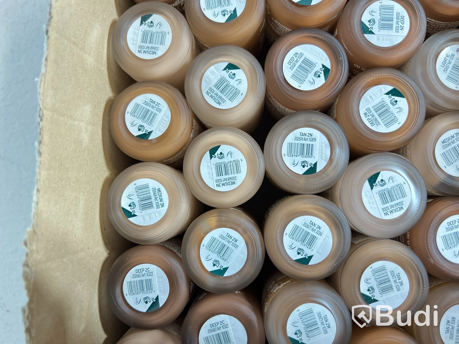 Parti med foundation Fresh Nude 30 ml, olika nyanser, The Body Shop