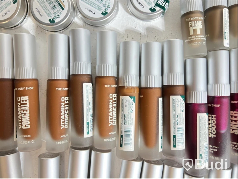 Parti med Sheer touch Lip & Cheek Tint, Concealer, Brow powder samt Frame it eye brow pomade, The Body Shop