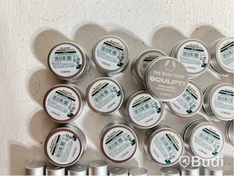 Parti med Sheer touch Lip & Cheek Tint, Concealer, Brow powder samt Frame it eye brow pomade, The Body Shop