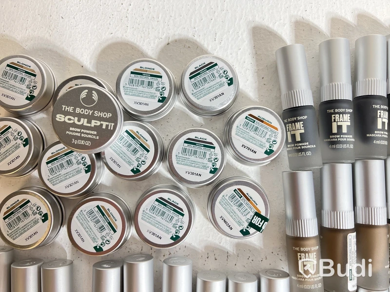 Parti med Sheer touch Lip & Cheek Tint, Concealer, Brow powder samt Frame it eye brow pomade, The Body Shop
