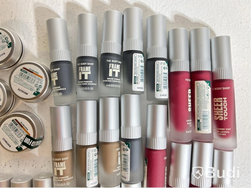 Parti med Sheer touch Lip & Cheek Tint, Concealer, Brow powder samt Frame it eye brow pomade, The Body Shop