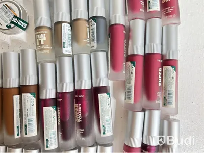 Parti med Sheer touch Lip & Cheek Tint, Concealer, Brow powder samt Frame it eye brow pomade, The Body Shop