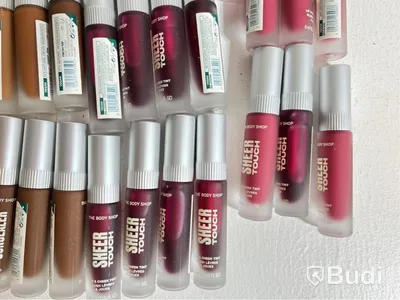 Parti med Sheer touch Lip & Cheek Tint, Concealer, Brow powder samt Frame it eye brow pomade, The Body Shop