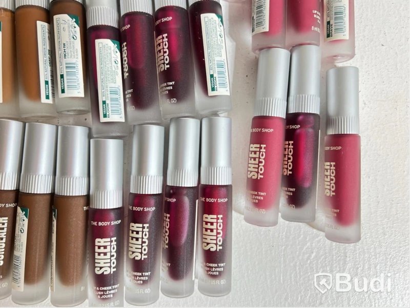 Parti med Sheer touch Lip & Cheek Tint, Concealer, Brow powder samt Frame it eye brow pomade, The Body Shop