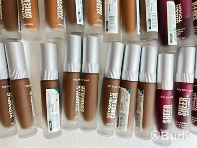 Parti med Sheer touch Lip & Cheek Tint, Concealer, Brow powder samt Frame it eye brow pomade, The Body Shop