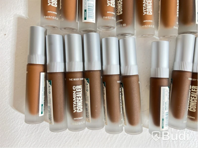 Parti med Sheer touch Lip & Cheek Tint, Concealer, Brow powder samt Frame it eye brow pomade, The Body Shop