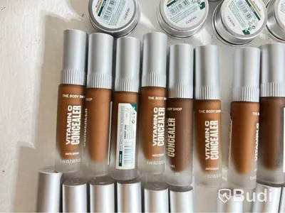 Parti med Sheer touch Lip & Cheek Tint, Concealer, Brow powder samt Frame it eye brow pomade, The Body Shop
