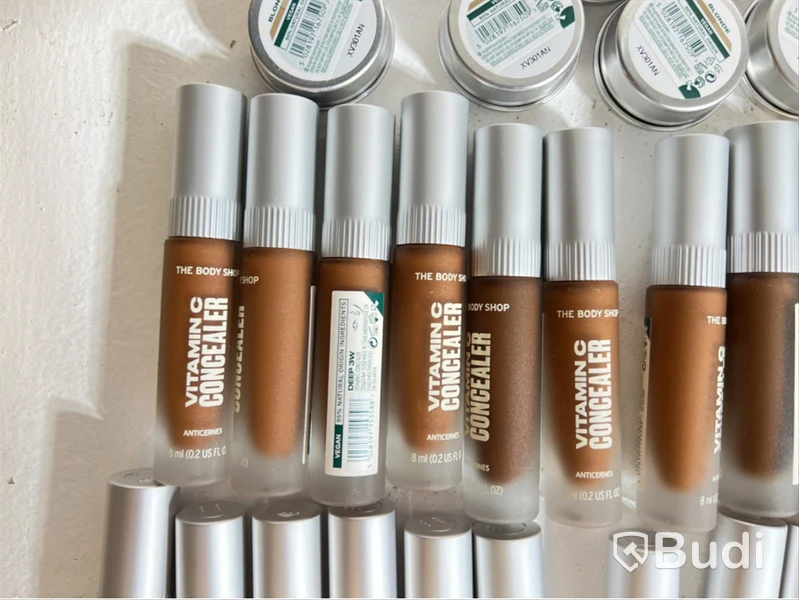 Parti med Sheer touch Lip & Cheek Tint, Concealer, Brow powder samt Frame it eye brow pomade, The Body Shop