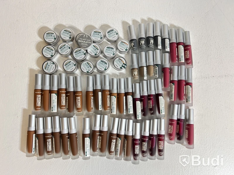 Parti med Sheer touch Lip & Cheek Tint, Concealer, Brow powder samt Frame it eye brow pomade, The Body Shop