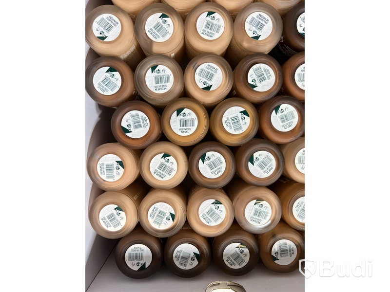 Parti med foundation Fresh Nude 30 ml, olika nyanser, The Body Shop