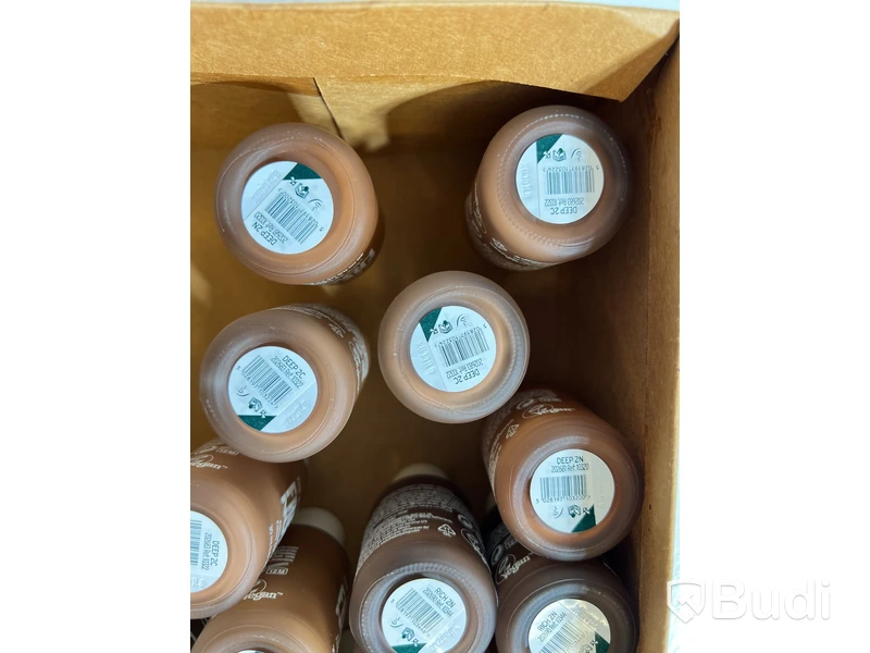 Parti med foundation Fresh Nude 30 ml, olika nyanser, The Body Shop