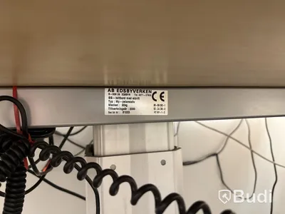 Höj- och sänkbart skrivbord Edsbyverken, kontorsstol HÅG, 2 st jalusiskåp Kinnarps, stol