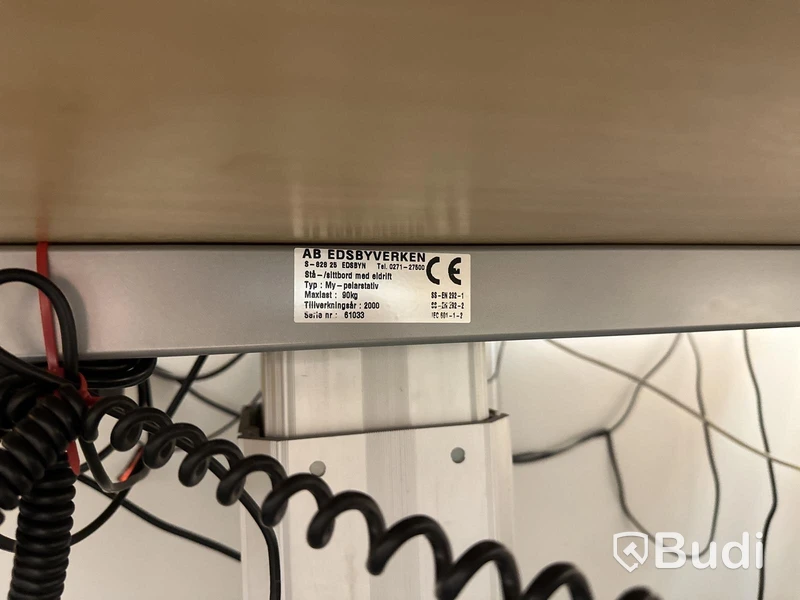 Höj- och sänkbart skrivbord Edsbyverken, kontorsstol HÅG, 2 st jalusiskåp Kinnarps, stol