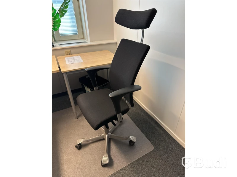 Höj- och sänkbart skrivbord Edsbyverken, kontorsstol HÅG, 2 st jalusiskåp Kinnarps, stol